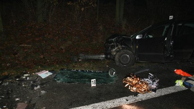 Ve tvrtek 14. 11. se hodinu ped plnoc u Saminy na Jinsku stetlo osobn auto s dodvkou. Jeden mu nehodu nepeil. Osm lid pevezli zchrani do nemocnice.