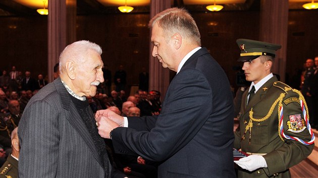 Ministr obrany Vlastimil Picek vyznamenal Zslunm kem Vlastimra Medka, kter se podlel na sabotch vvoje motor pro nmeck ponorky. (11. listopadu 2013)
