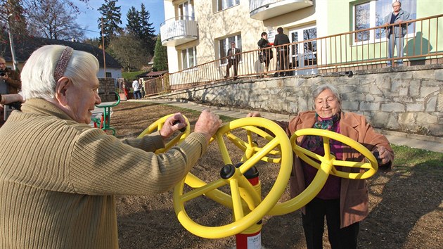 Mstskou kasu nov posilovna na erstvm vzduchu vyla na tm 320 tisc korun. V cen jsou vak krom esti posilovacch stroj zapotny i ternn pravy, nov chodnk, tyi laviky a dal pravy.