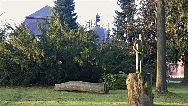 V parku ve Zbo jsou rozmstn i sochy zdravotn postiench.