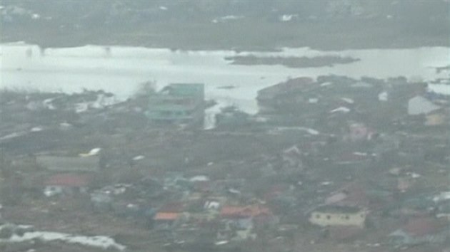 Leteck pohled na zdevastovanou st Filipn po dn tajfunu Haiyan.