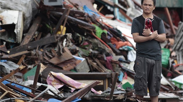 Nsledky dn tajfunu na Filipnch. Jeden z obyvatel zasaenho msta stoj v troskch svho domu. (10. listopadu 2013)