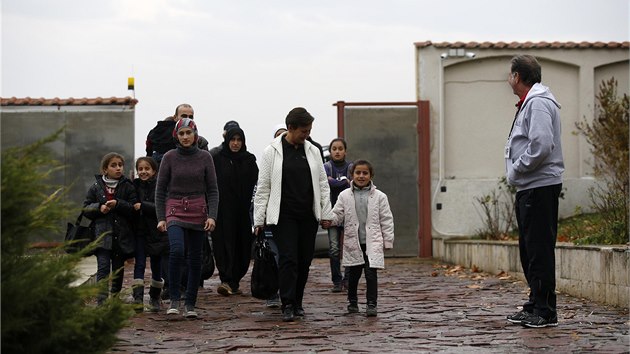 Syrt uprchlci m nejastji do bulharsk Sofie. Ta pro n pedstavuje brnu do evropskch zem, kam prchaj z obanskou vlkou zdevastovan Srie. O nkter z bulharskch uprchlk se star kanadsk filantrop Yank Barry, kter bencm plat jdlo a ubytovn v hotelu.