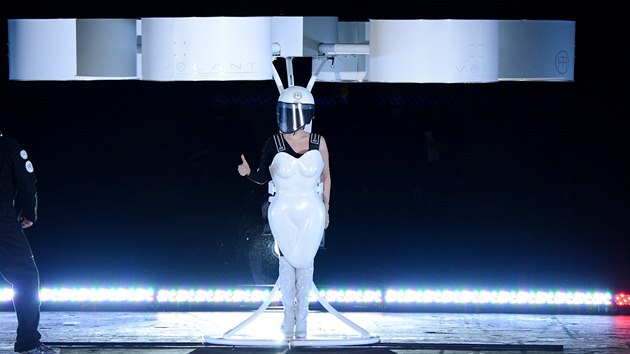 Lady Gaga byla vdycky trochu mimozeman. Te se pout i do novch technologi a hodl lett do vesmru.