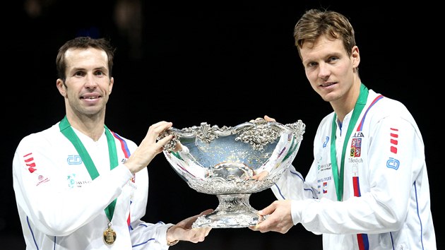 S MSOU. Radek tpnek a Tom Berdych pzuj s trofej pro vtze Davis Cupu.