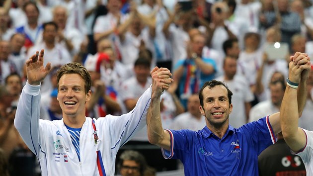 POZDRAV FANOUKM. Tom Berdych a Radek tpnek slav s eskmi fandy obhajobu titulu v Davis Cupu. 