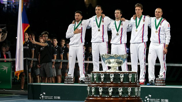 HYMNA A TROFEJ. Jan Hjek, Luk Rosol, Radek tpnek, Tom Berdych a Vladimr afak pi slavnostnm ceremonilu po triumfu v Davis Cupu. 