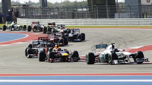 HAD JEZDC. Lewis Hamilton vede peloton voz ve Velk cen USA. 