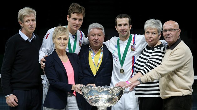 S RODII. Tom Berdych a Radek tpnek s rodii a manaerem Miroslavem ernokem u trofeje pro vtze Davis Cupu. 
