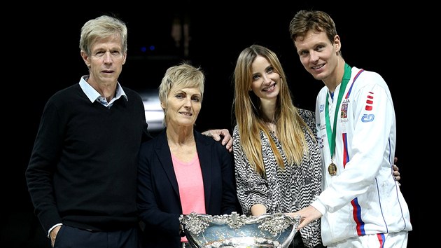 SE SVMI BLZKMI. Tom Berdych s rodii a ptelkyn Ester Storovou u trofeje pro vtze Davis Cupu. 