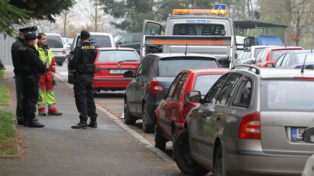 Policist v ulici Pod Vrchem vyetuj brutln tok na mladou enu. (18. listopadu 2013)