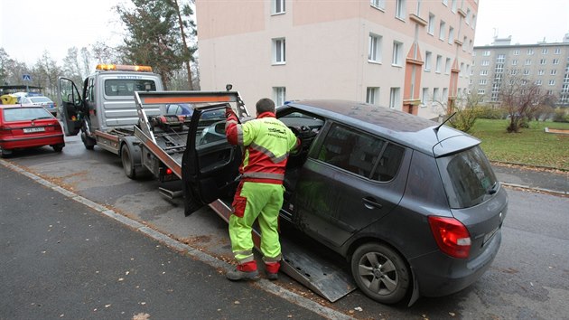 Auto eny, kterou tonk poplil iravinou, odvezla odtahov sluba. (18. listopadu 2013)