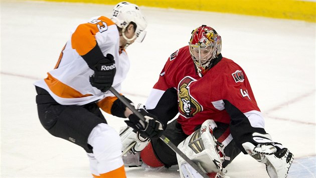 Jakub Voráek z Philadelphie v souboji s ottawským gólmanem Craigem Andersonem.