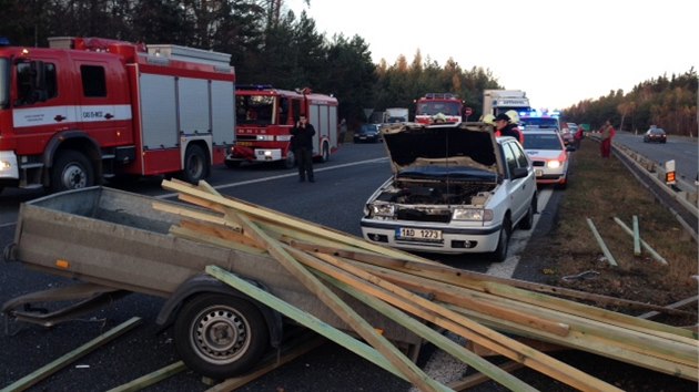 Nehoda dvou osobnch aut uzavela Strakonickou na 21. kilometru ve smru od Prahy.
