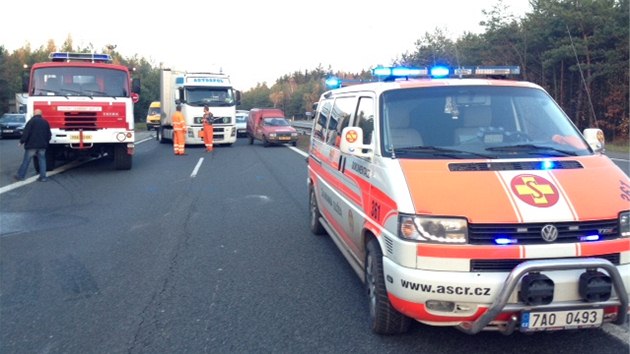 Nehoda dvou osobnch aut uzavela Strakonickou na 21. kilometru ve smru od Prahy.