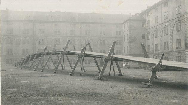 Historick objekt Karlnskch kasren pochz zdoby Rakousko  Uherska, pro vojensk ely byl vyuvn vdob eskoslovenska i esk republiky.