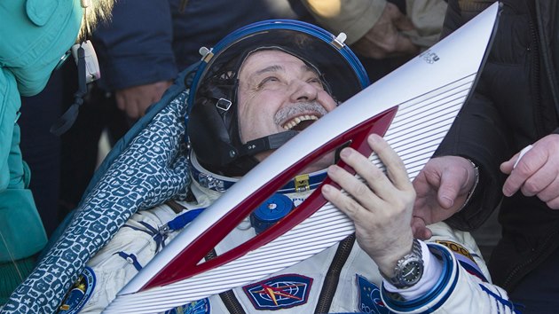 Rusk kosmonaut Fjodor Jurichin s olympijskou pochodn po pistn Sojuzu na Zemi.