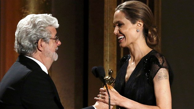 estnho Oscara za humanitrn innost pedal Angelin Jolie reisr Hvzdnch vlek George Lucas.