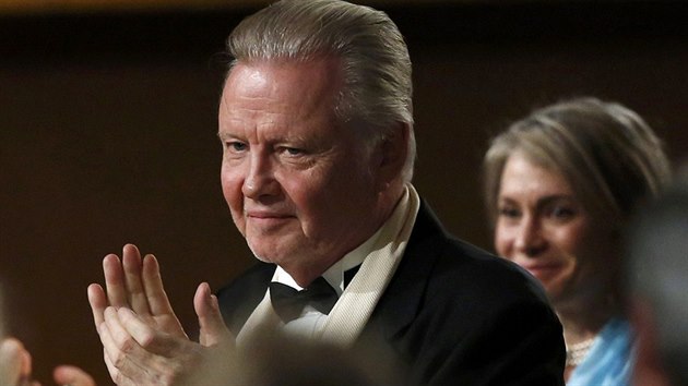 Herec Jon Voight tlesk sv dcei, herece Angelin Jolie za mimodnho Oscara za jej humanitrn innost.