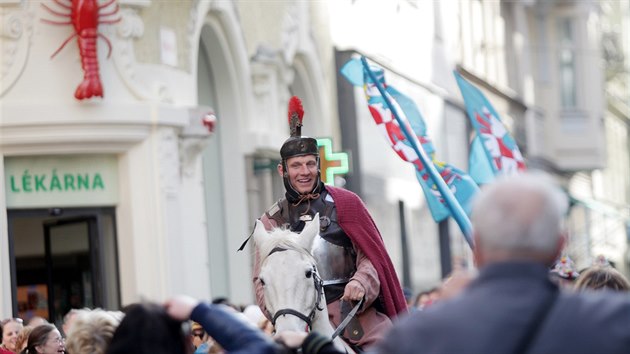 Otvrn Svatomartinsk vna 2013 v Brn na nmst Svobody: vno symbolicky pivezl zpvk Martin Maxa na blm koni.