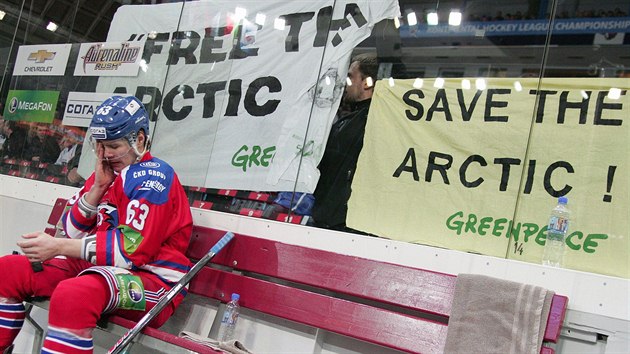 Aktivist Greenpeace pi zpase Kontinentln hokejov ligy mezi celky Lev Praha a Avangard Omsk vyzvali ruskou spolenost Gazprom k ukonen pprav na tbu ropy v Arktid.
