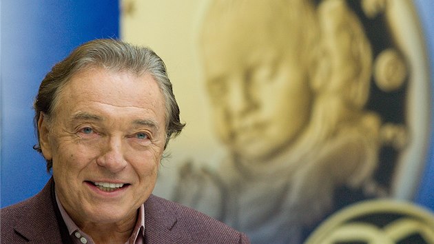 Karel Gott na tvrtenm slavnostnm ktu medaile s jeho portrtem v esk mincovn v Jablonci nad Nisou. 