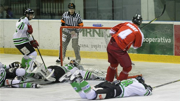 Hokejist Olomouce stl branku proti Mlad Boleslavi. 