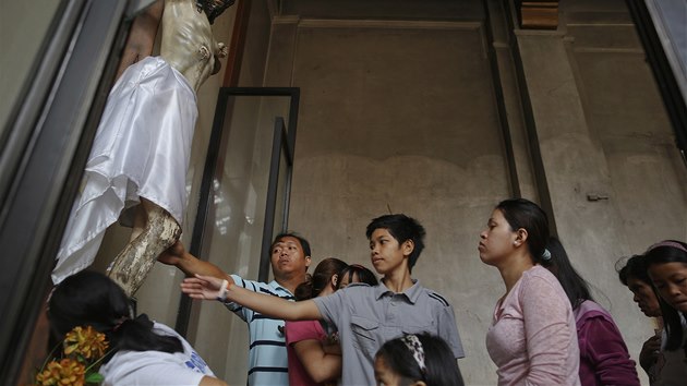 Filipnci se v nedli seli na mi. Dokonce i ve zniench kostelech v Taclobanu. 