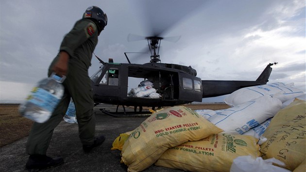 Amerian pivej do Taclonu jdlo a pitnou vodu. Na humanitrn pomoc na Filipnch pispli u 20 miliony dolar. 