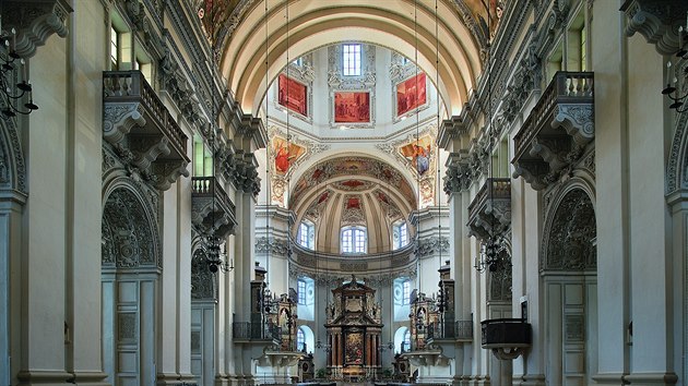 6. Znm dm v Salzburgu je z let 1624-1628, navrhl ho Santino Solari. tukov vzdoba je dlem Giuseppe Bassarina a vznikla nkdy kolem roku 1628.