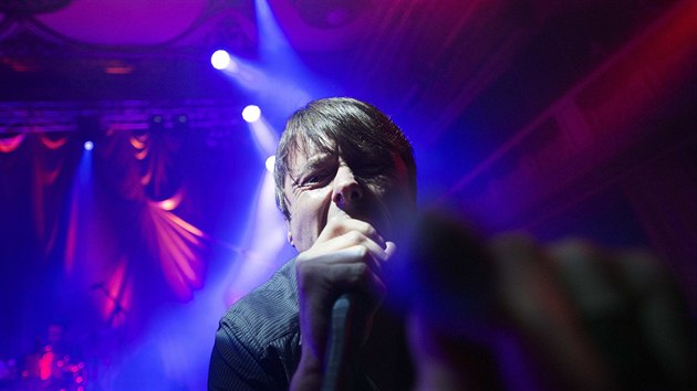 Britsk skupina Suede vystoupila v prask Lucern. Na snmku je frontman skupiny Brett Anderson (16. listopadu 2013)