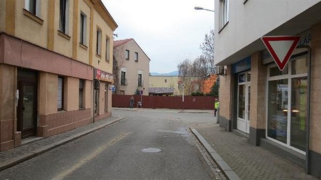 Dvka pechzela Podbradovu ulici v Nchod a pejel ji pvsn vozk. V pozad je kiovatka s Tyrovou ulic.