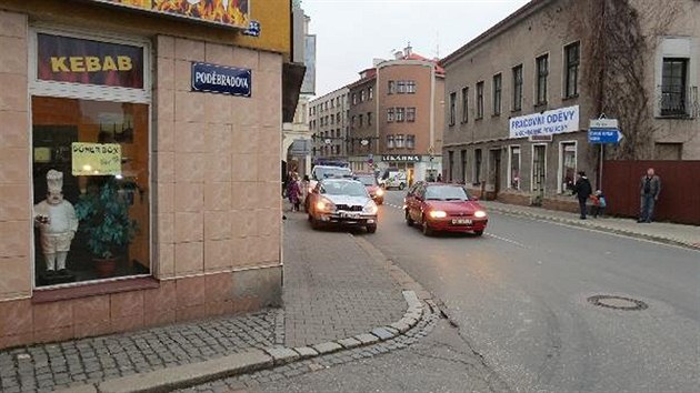 Dvka pechzela Podbradovu ulici v Nchod a pejel ji pvsn vozk. Na snmku je kiovatka s Tyrovou ulic.