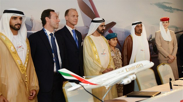 Spolenost Emirates na dubajskm aerosalonu oznmila nejvt nkup civilnch letadel v historii. Zleva doprava: dubajsk korun princ ejk Hamdan bin Mohamed al-Maktm, prezident a vkonn editel spolenosti Airbus Fabrice Brgier, vkonn editel Emirates Tom Enders, viceprezident Spojench arabskch emirt ejk Mohamed bin Rad al-Maktm, a pedseda Emirates Ahmed bin Sad al-Maktm. (18. listopadu 2013)