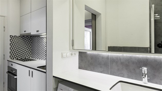 V prostoru koupelny je do jednotnho bloku vestavn praka a umyvadlo. Tento dl je sjednocen stejnm materilem. 
