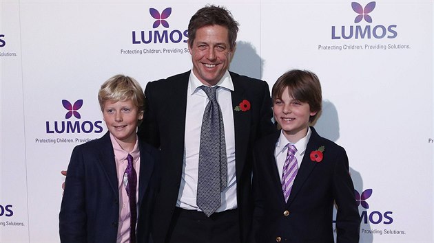 Hugh Grant se synem Liz Hurley Damianem (vpravo) a jeho kamardem (6. listopadu 2013)