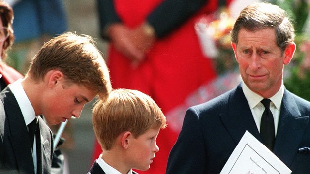Princ William, jeho bratr Harry a otec Charles na pohbu princezny Diany (6. z 1997)