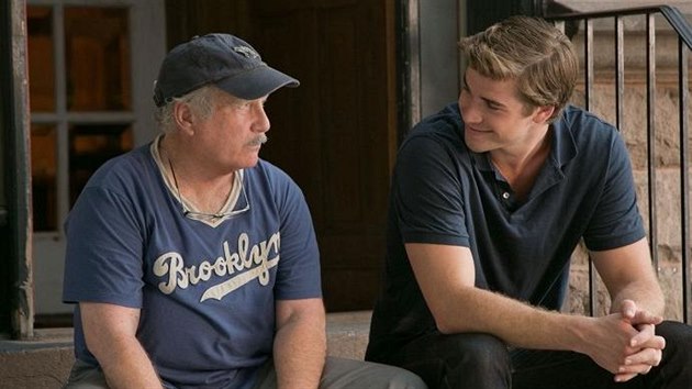 Richard Dreyfuss a Liam Hemsworth ve filmu Paranoia (2013)