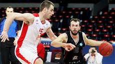Dylan Page (vlevo) z Nymburka nahání Bastiana Doretha z Artlandu. Dylan Page (vlevo) z Nymburka nahání Bastiana Doretha z Artlandu.