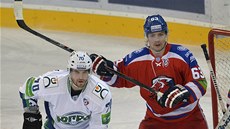 Radek Smoleňák z Chanty-Mansijska (vlevo) a Ondřej Němec ze Lva Praha. Radek Smoleňák z Chanty-Mansijska (vlevo) a Ondřej Němec ze Lva Praha.