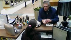 Muž při směně peněz zmátl prodavačku natolik, že mu vydala o pětistovku více Muž při směně peněz zmátl prodavačku natolik, že mu vydala o pětistovku více
