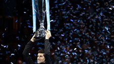 RADOST AMPIONA. Novak Djokovi pózuje s trofejí pro vítze Turnaje mistr.