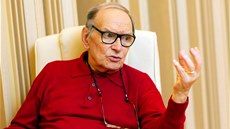 Přes šedesát filmů, v nichž zní jeho hudba, získalo ocenění. Celkem jeho tvorba... Přes šedesát filmů, v nichž zní jeho hudba, získalo ocenění. Celkem jeho tvorba...