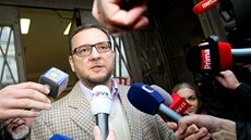 Expremiér Petr Nečas odpovídá novinářům po výslechu na policii v Praze v kauze Expremiér Petr Nečas odpovídá novinářům po výslechu na policii v Praze v kauze