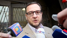 Expremiér Petr Neas odpovídá novinám po výslechu na policii v Praze v kauze