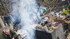 Prostředí blízko řeky Chrudimky, ve kterém žijí pardubičtí bezdomovci. Prostředí blízko řeky Chrudimky, ve kterém žijí pardubičtí bezdomovci.