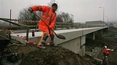 Dělníci dokončují stavbu nového mostu ve Žďáře nad Sázavou. Otevřít by se měl... Dělníci dokončují stavbu nového mostu ve Žďáře nad Sázavou. Otevřít by se měl...