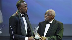 PEDÁVÁNÍ. Lamine Diak, prezident IAAF, pedává Usainu Boltovi cenu pro...