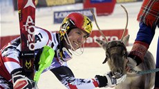Marcel Hirscher po triumfu ve slalomu v Levi pózuje s tradiním místním