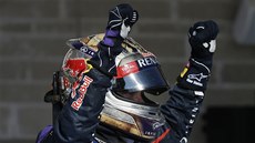 RUCE NAHOE. Sebastian Vettel slaví triumf ve Velké cen USA. 